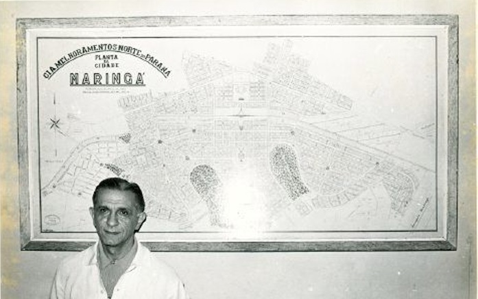 Joubert de Carvalho diante da planta da cidade de Maringá / Foto: Coleção José Ramos Tinhorão